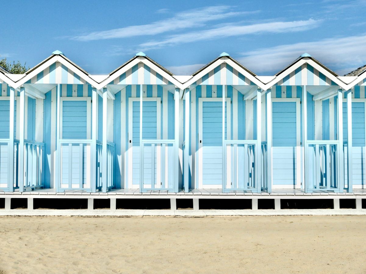 Cabine da spiaggia a righe azzurre e bianche