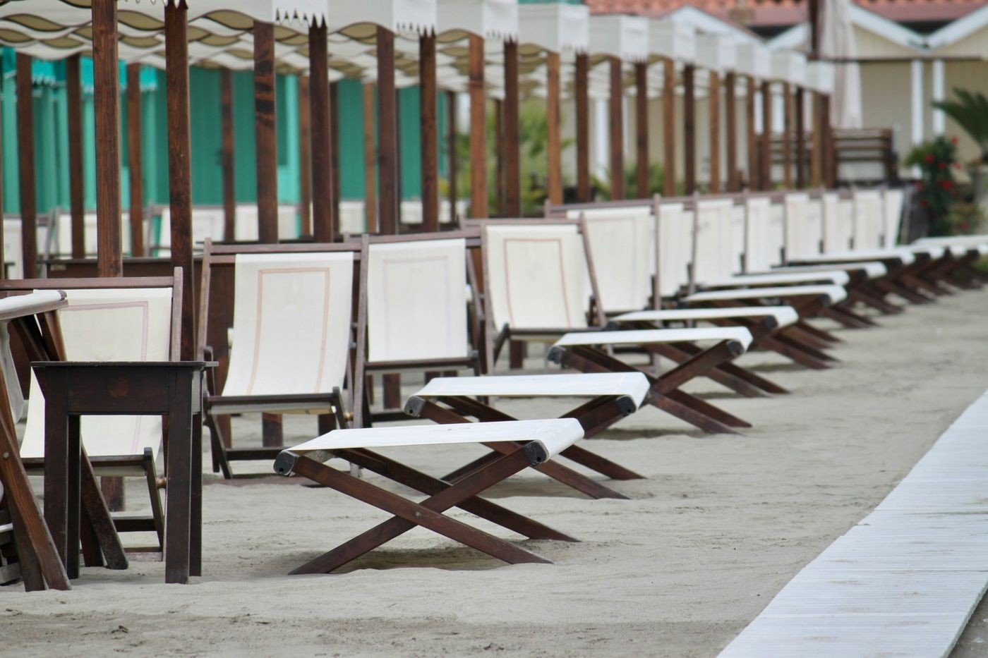 Lettini in legno e tela bianca di uno stabilimento balneare
