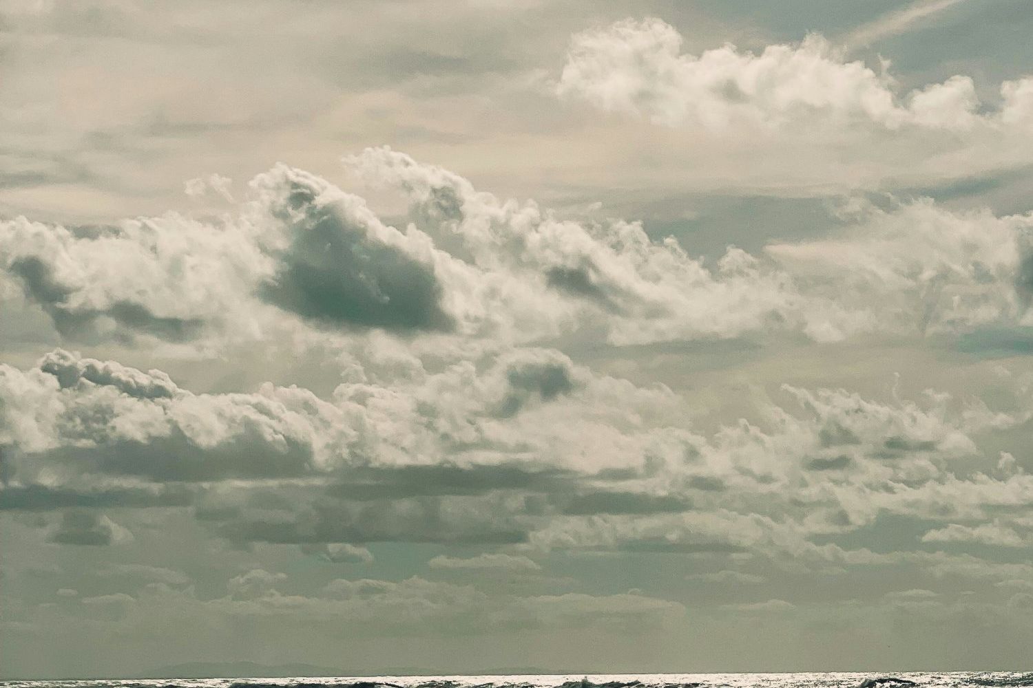 Onde sul mare sotto un cielo di nuvole