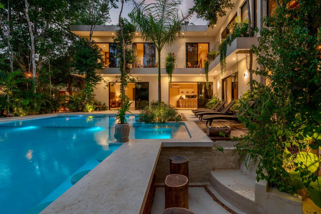 Villa con piscina illuminata la sera