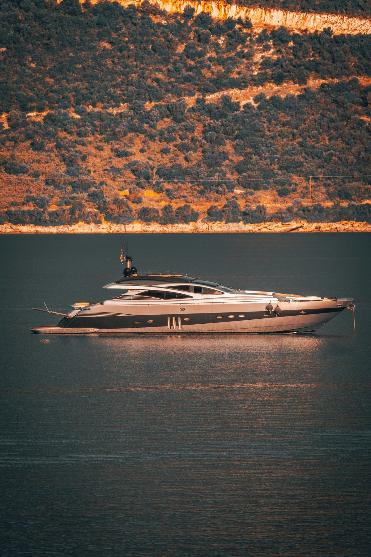 Yacht ancorato in una baia al tramonto